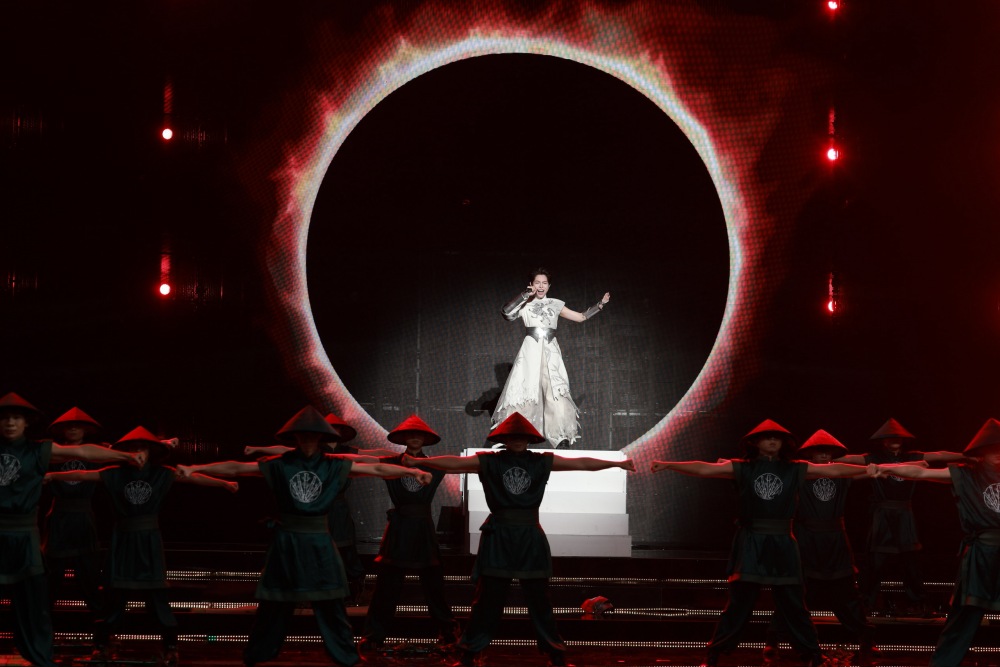 Đức Phúc thể hiện 2 ca khúc Phù Đổng Thiên Vương - Đất nước lời ru. Ảnh: Hải Nguyễn.