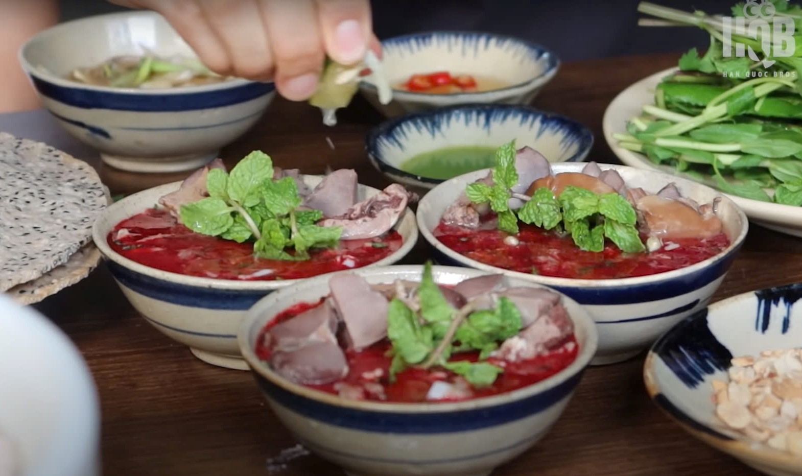 Tiet canh vit la mot mon an dac biet cua nguoi Viet. Anh: Han Quoc Bros