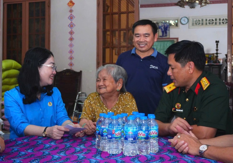 Leaders of the Ho Chi Minh City Federation of Labor and Division 5 visited Vietnamese Heroic Mother Nguyen Thi Chay. Photo: Duc Long