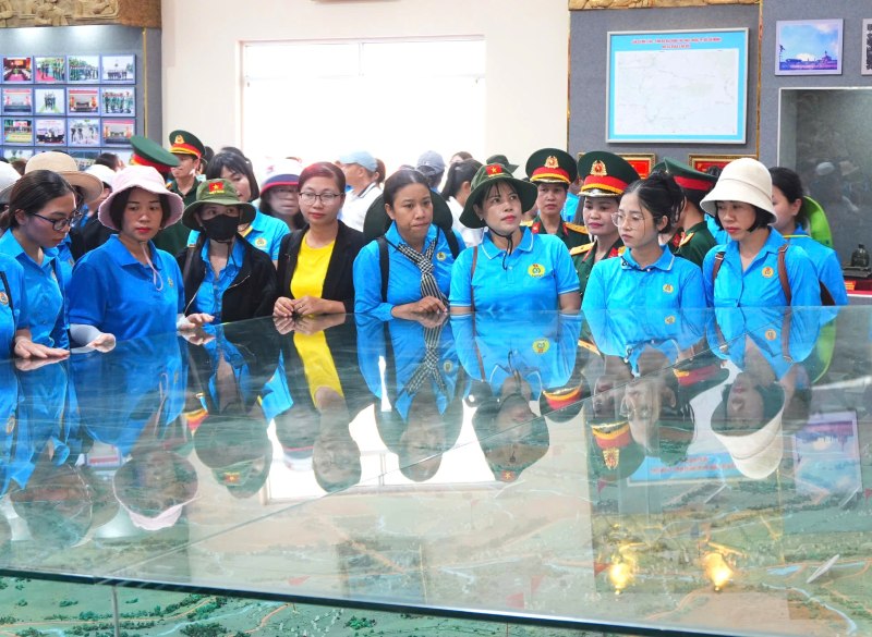 Cac can bo cong doan TPHCM tim hieu lich su, truyen thong anh hung cua Su doan 5. Anh: Duc Long