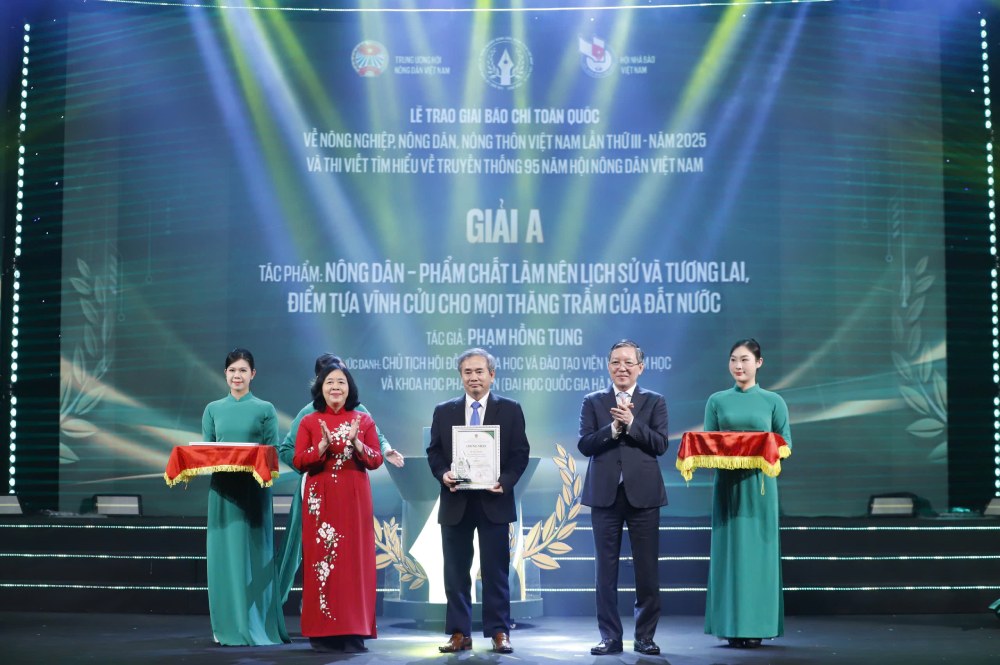 Comrade Bui Thi Minh Hoai - Politburo member, Secretary of the Party Central Committee, Chairman of the Central Committee of the Vietnam Fatherland Front and Comrade Luong Quoc Doan - Member of the Party Central Committee, Vice Chairman of the Central Committee of the Vietnam Fatherland Front, President of the Central Committee of the Vietnam Farmers' Union presented awards to the A prize-winning authors/groups. Photo: Pham Hung