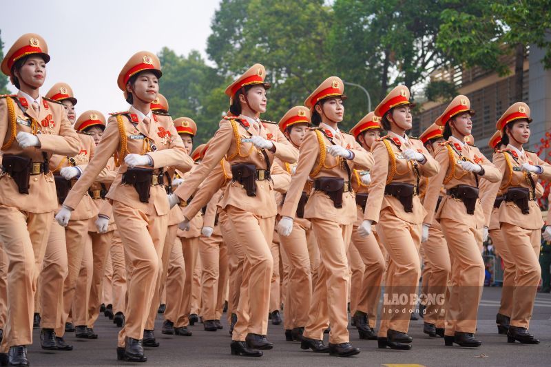 Las ciudadanas que se hayan graduado y hayan recibido formacion de nivel intermedio o superior si son voluntarias y la Policia de la unidad o localidad lo solicitan seran consideradas y seleccionadas para cumplir con la obligacion de participar en la Policia Popular. Foto: Vu Linh