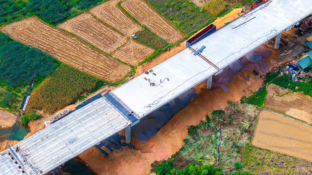 Phan doan dau cua cao toc Bac – Nam phia Dong sap thong tuyen. Anh: Binh Linh