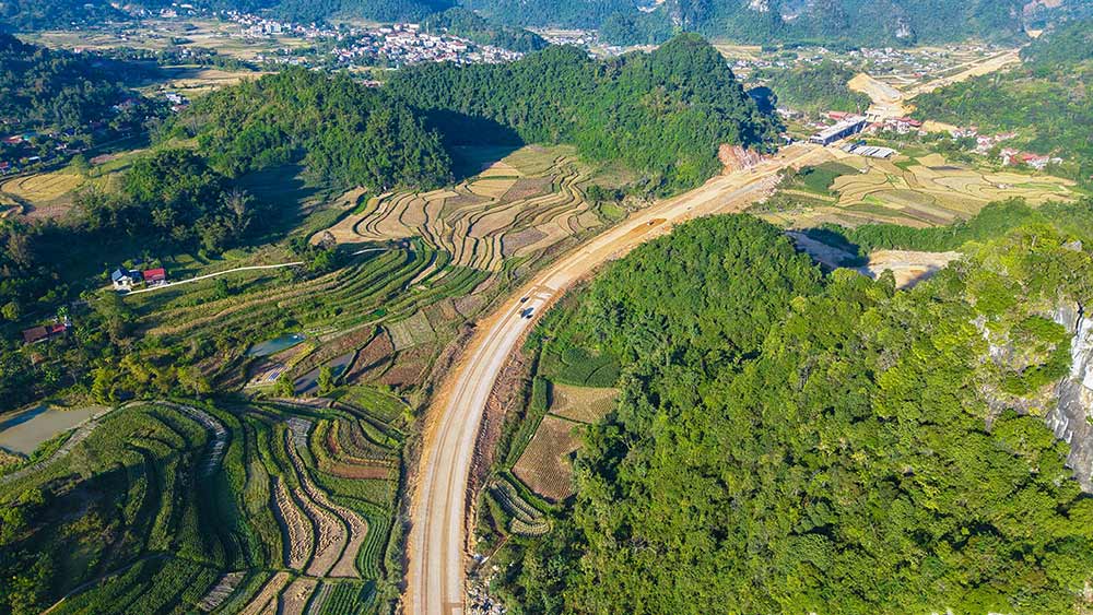 Du an cao toc Dong Dang – Tra Linh san sang cho muc tieu thong tuyen truoc ngay 19.12. Anh: Binh Linh