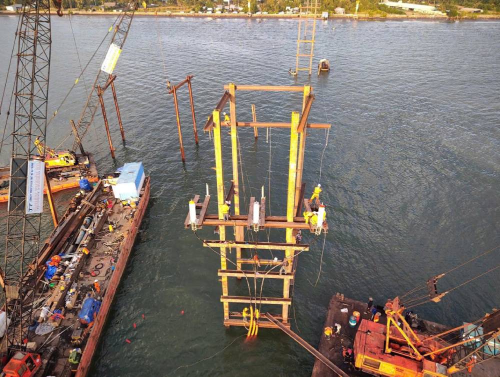 Thi cong ngay, dem de khac phuc su co cap ngam 110kV Ha Tien - Phu Quoc. Anh: Dien luc cung cap