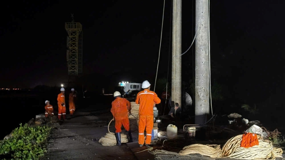 Concentrate on human resources, material resources, and overtime to fix the Ha Tien - Phu Quoc underground cable problem. Source: Power provided