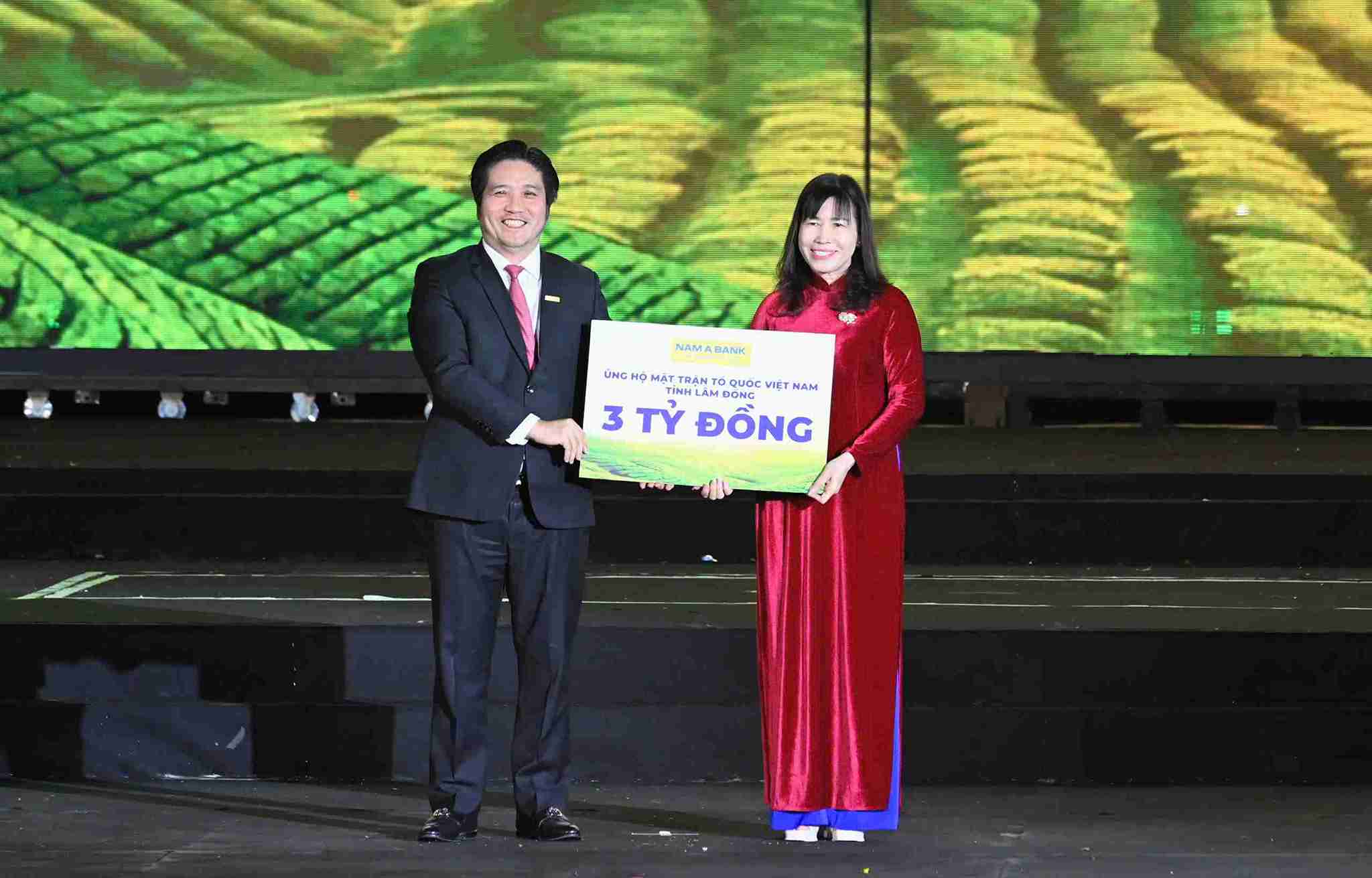 Ban  Tổ chức Lễ hội Trà Quốc tế 2025 trao ủng hộ 3 tỷ đồng cho Ủy ban MTTQ Việt Nam tỉnh Lâm Đồng, góp phần hỗ trợ an sinh xã hội và đồng hành cùng địa phương. Ảnh: Phúc Khánh