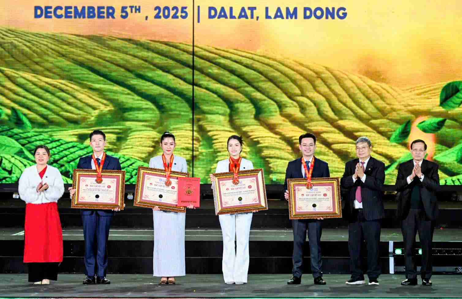 Trao bằng xác lập kỷ lục cho các đơn vị tham gia Lễ hội Trà quốc tế. Ảnh: Phúc Khánh