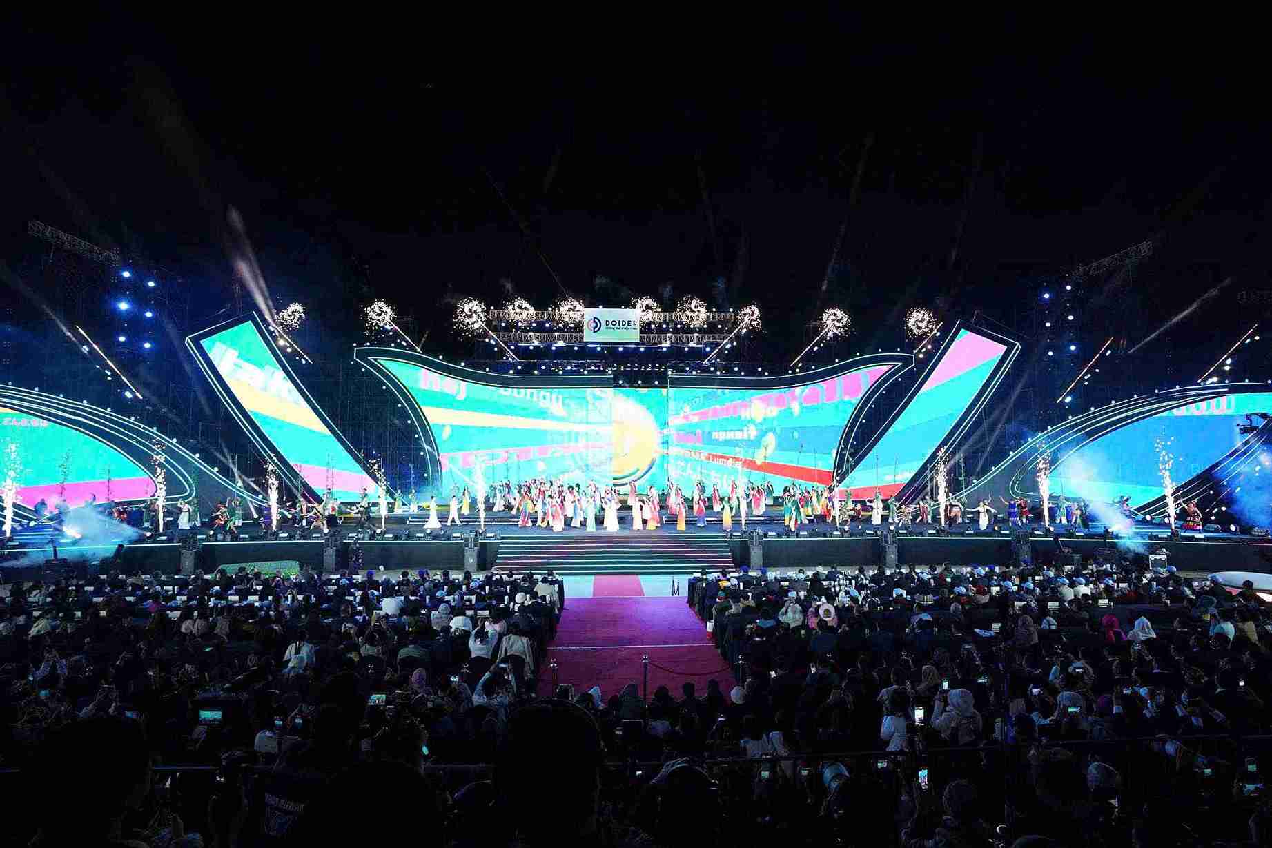 Khai mạc thu hút đông đảo người dân, du khách đến thưởng thức đêm biểu diễn nghệ thuật hoành tráng. Ảnh: Phúc Khánh