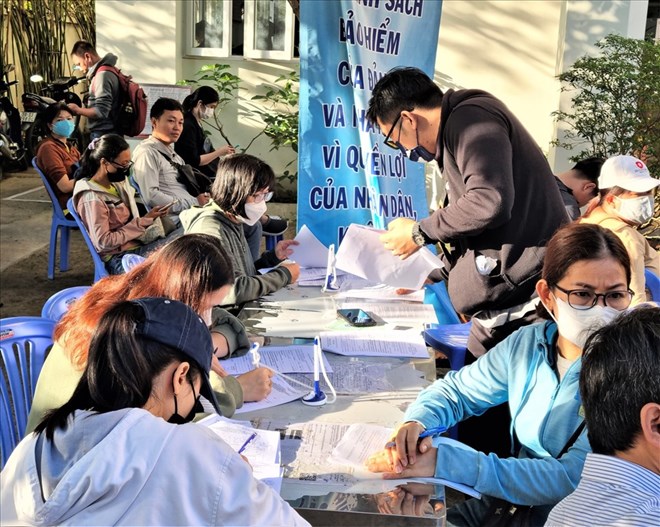 Workers waiting to complete social insurance procedures at Thu Duc City Social Insurance (Ho Chi Minh City). Photo: Nam Duong