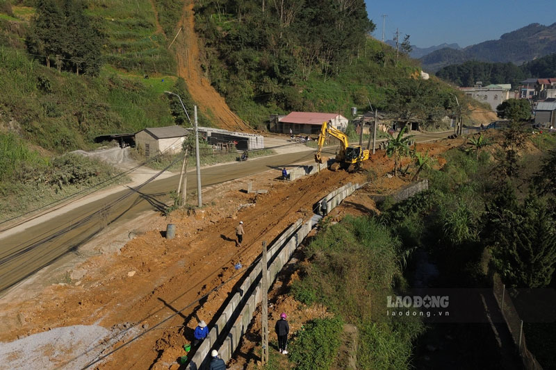 Dự án nâng cấp Quốc lộ 4E dẫn vào xã Bắc Hà, tỉnh Lào Cai đang được đẩy mạnh thi công. Ảnh: Đinh Đại
