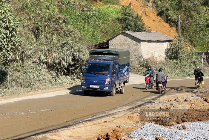Vừa thi công, đơn vị cũng phải đảm bảo an toàn giao thông trên tuyến. Ảnh: Đinh Đại