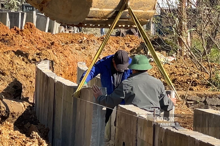 Các công nhân thi công hạng mục thoát nước. Ảnh: Đinh Đại