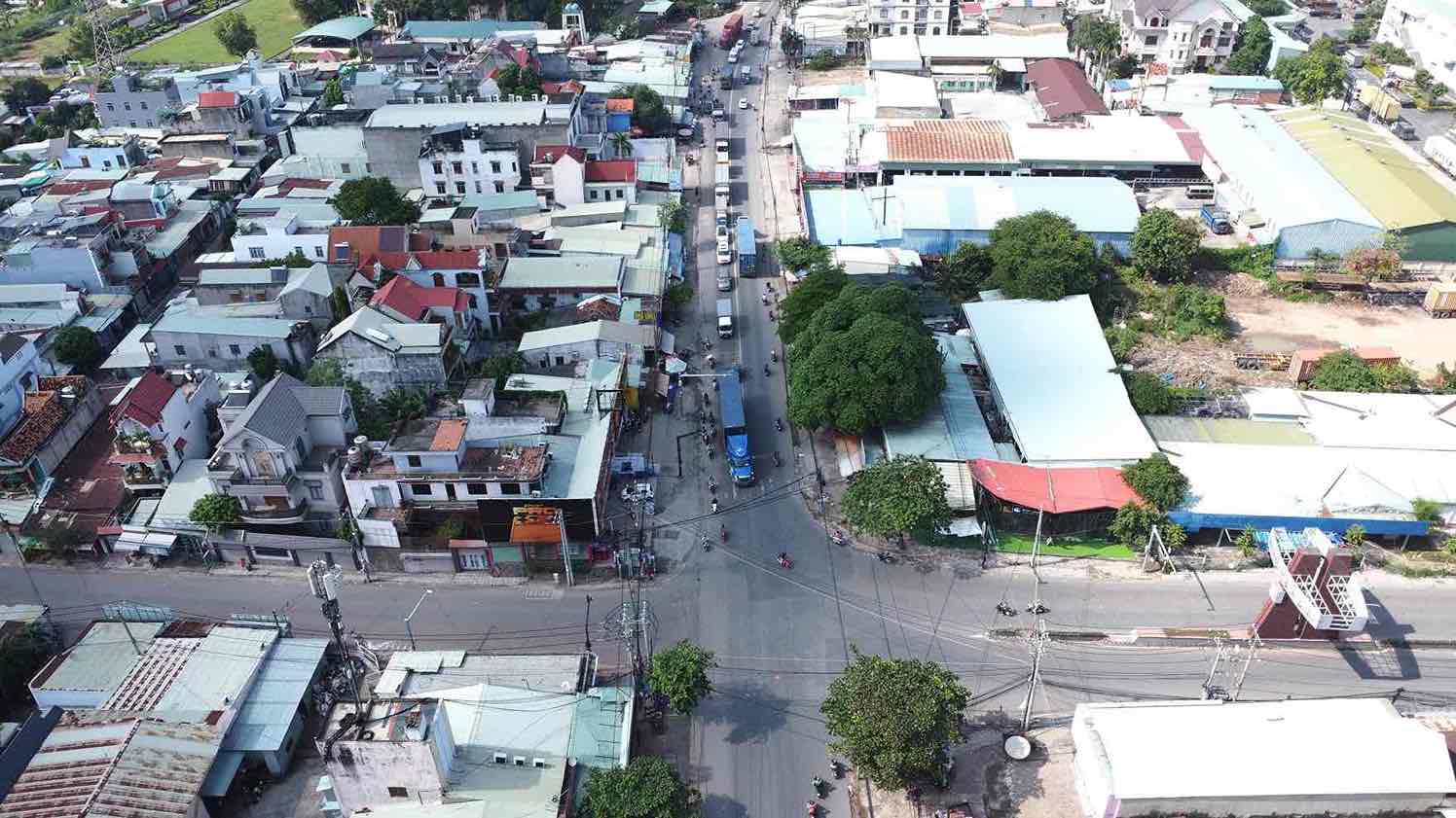 Khu vuc duong Bui Van Hoa giao voi loi vao cac khu cong nghiep thuong xuyen un tac. Anh: HAC