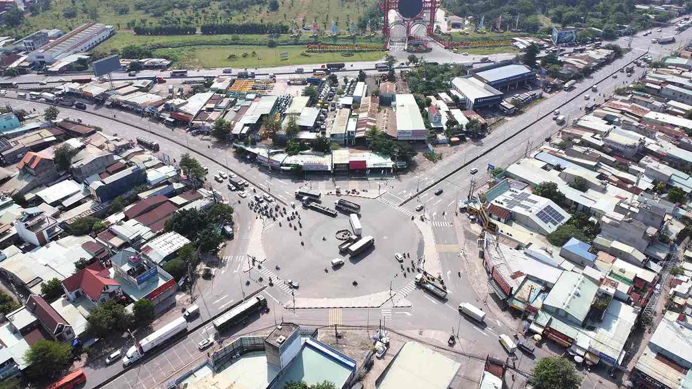 Diem cuoi tuyen duong Bui Van Hoa la vong xoay cong 11 ket noi quoc lo 51, duong Vo Nguyen Giap va ket noi vao cao toc Bien Hoa - Vung Tau. Anh: HAC