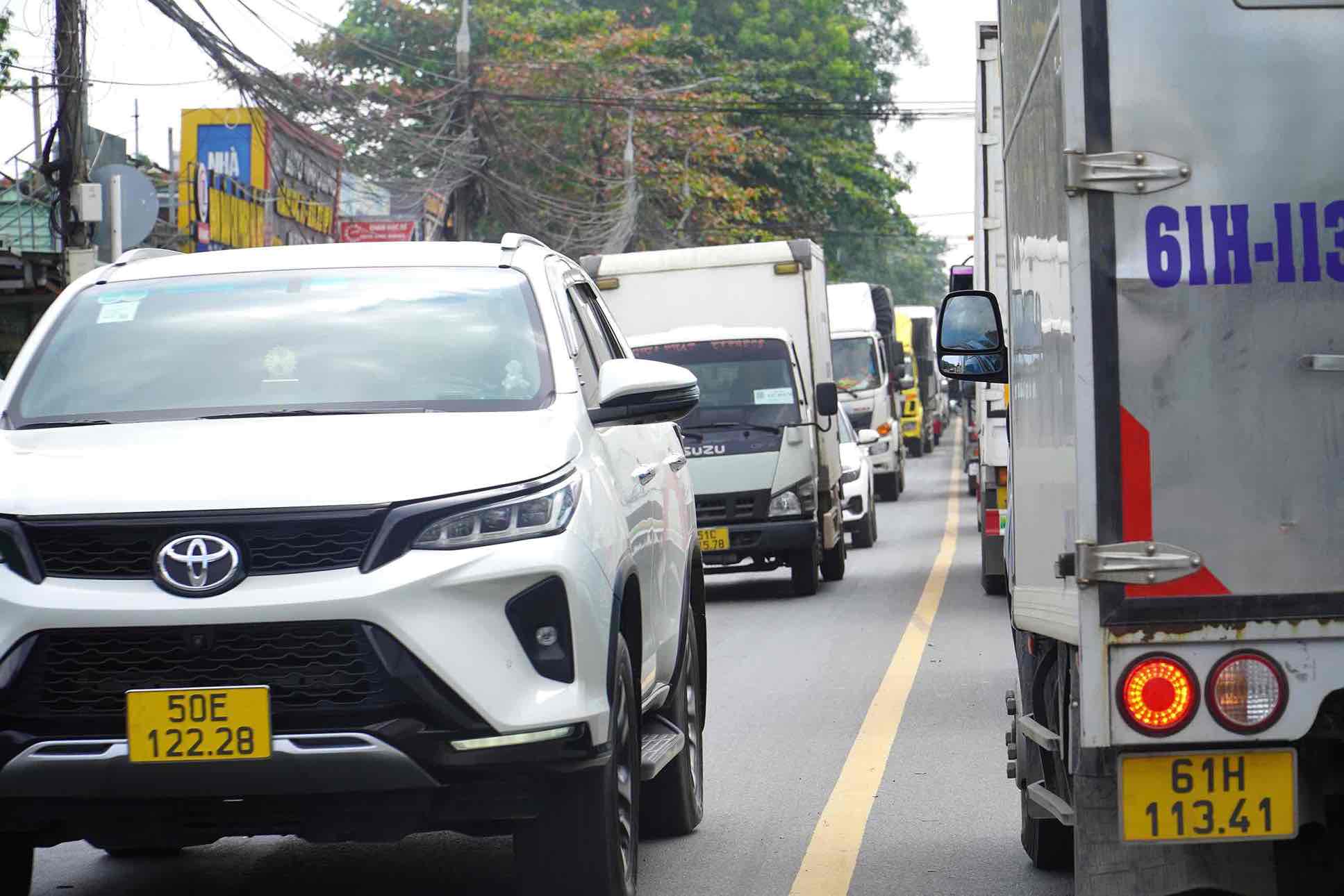 Luu luong xe tren duong Bui Van Hoa rat lon. Anh: HAC