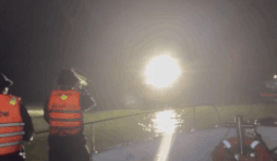 All night to rescue fishermen after their boats sank in the waters of Quang Tri. Photo: Hoai Nam