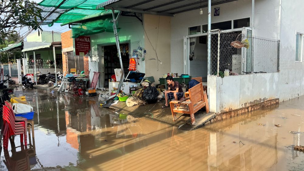 Đồ đạc của người dân bị trôi sau trận lũ. Ảnh: Duy Tuấn