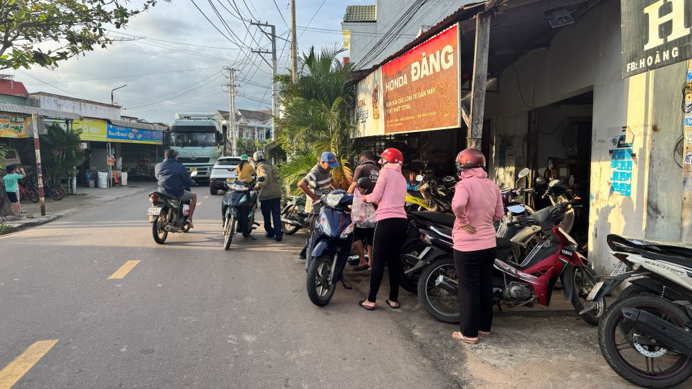 Các tiệm sửa xe máy đông người dân đến sửa xe. Ảnh: Duy Tuấn 