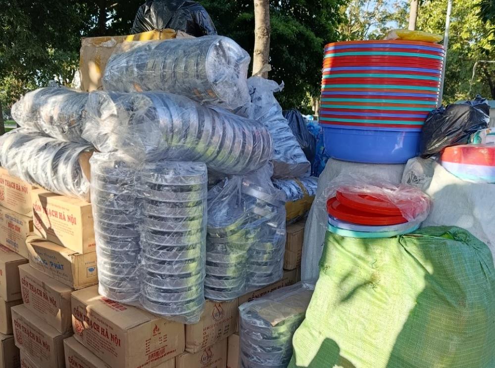 Các đoàn thiện nguyện đến từ các tỉnh như Đồng Tháp, Tây Ninh (Long An cũ) chở nhu yếu phẩm đến hỗ trợ người dân ngập lụt, sáng 6.12. Ảnh: Duy Tuấn 