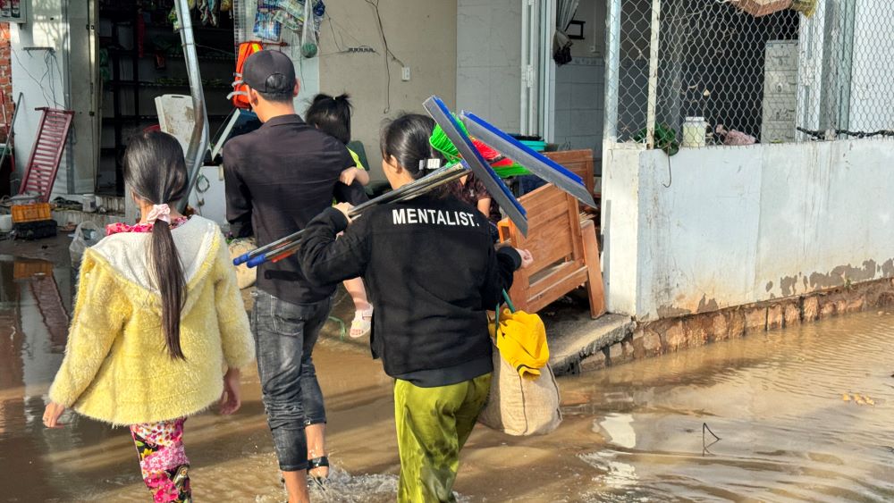 Người dân trở về nhà sau khi nước lũ rút. Ảnh: Duy Tuấn 