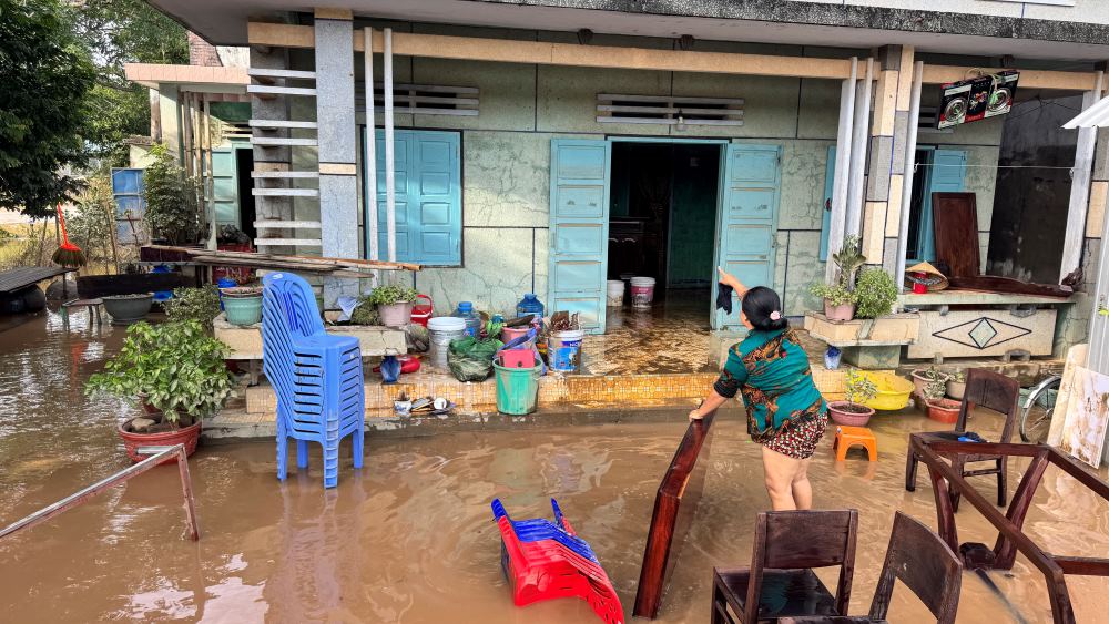 Người phụ nữ cho biết, nước lũ dâng cao ngập cửa nhà. Ảnh: Duy Tuấn 