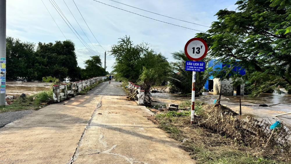 Cầu Lịch Sử chìm trong nước lũ tối 4.12, đã đi được sau khi nước rút. Ảnh: Duy Tuấn 