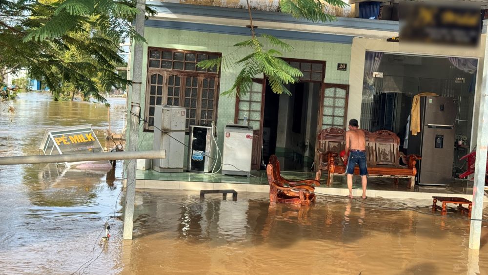 Nhà dân ven cầu Lịch Sử vệ sinh nhà cửa, thiết bị. Ảnh: Duy Tuấn 