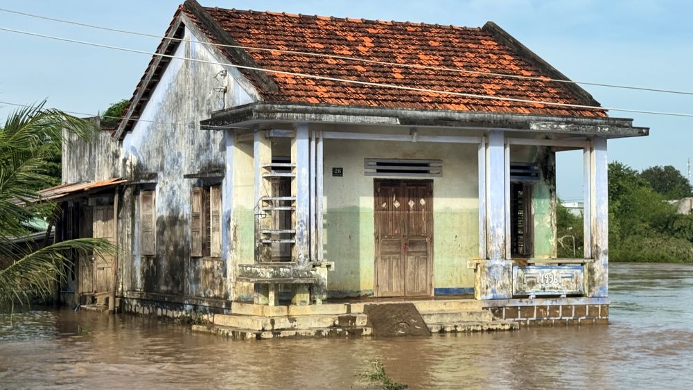 Trên vách nhà có thể nhìn thấy vị trí ngập nước. Ảnh: Duy Tuấn 