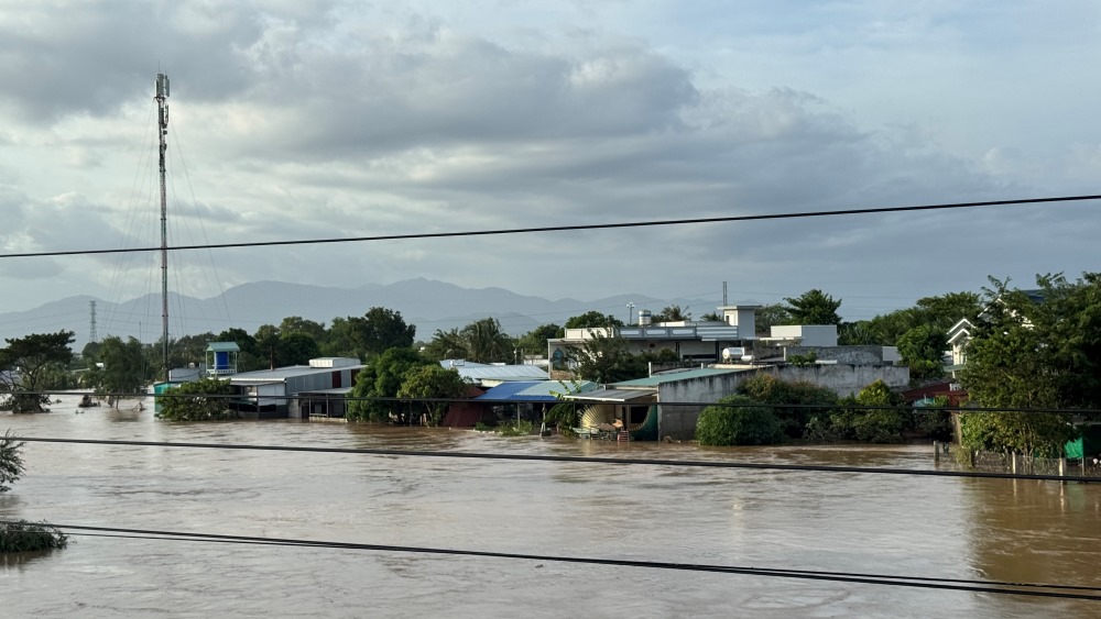 Khu vực các hộ dân gần cầu Phú Long vẫn còn bị ngập nước. Ảnh: Duy Tuấn 