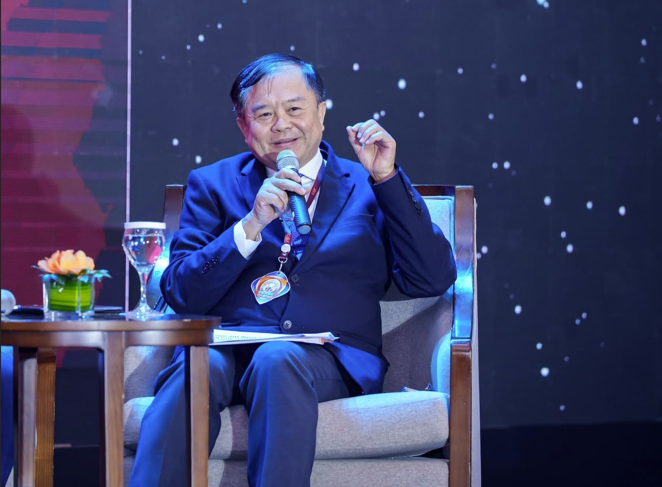 TTUT Ths.Bs Nguyen Ngoc Anh Tuan (ben phai) chia se tai hoi thao. Anh: BTC cung cap