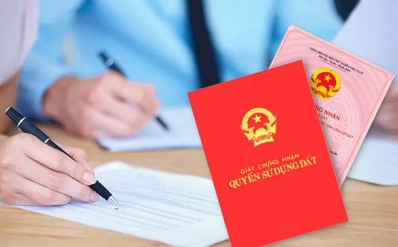 Le livre rouge est le nom courant du certificat de droit d'utilisation des terres utilisé pour confirmer les droits et intérêts légitimes des utilisateurs de terres. Photo : Như Hạ
