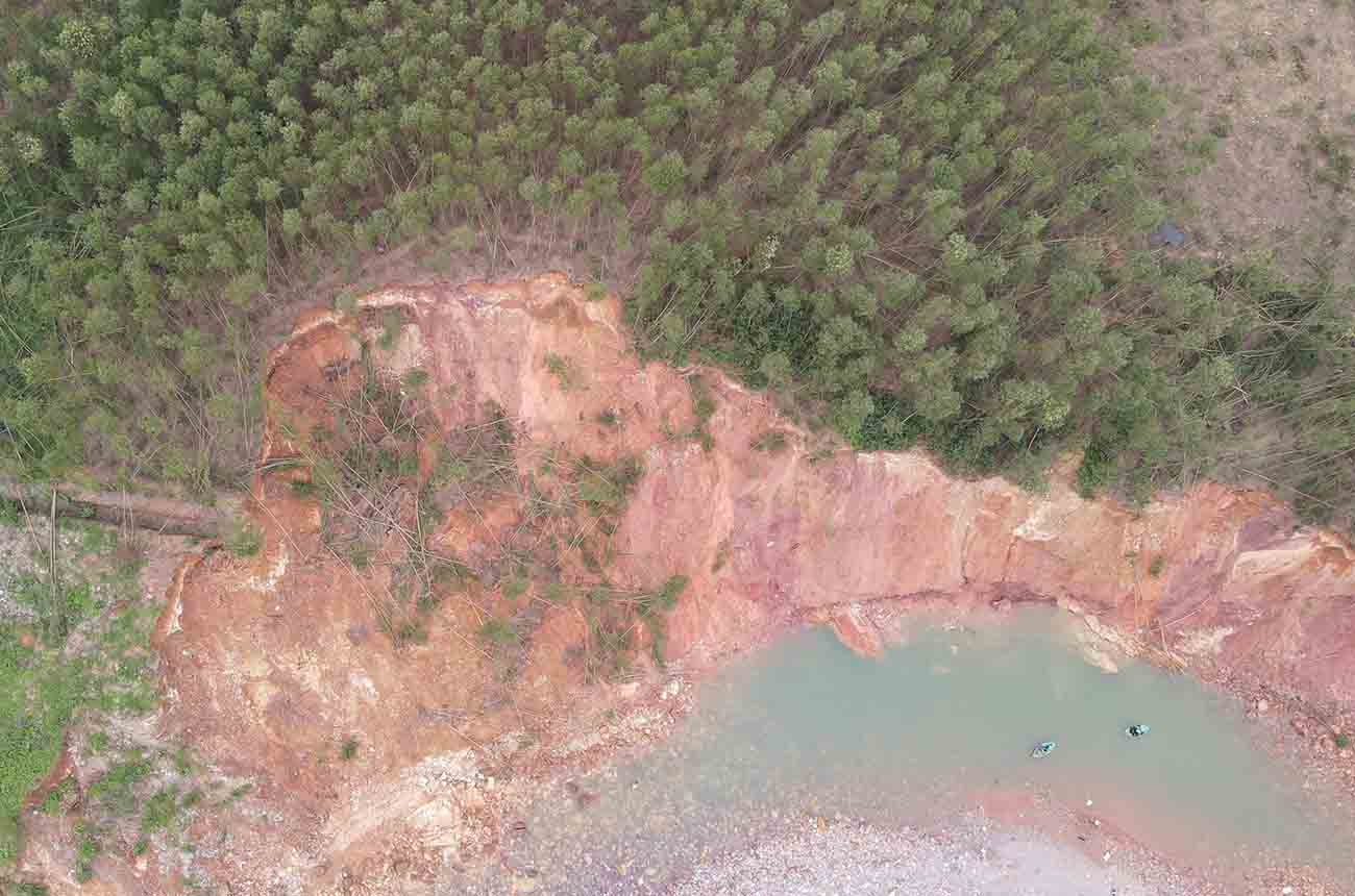 Rừng keo của người dân trồng nguy cơ bị sạt lở thêm. Ảnh: Trần Tuấn.