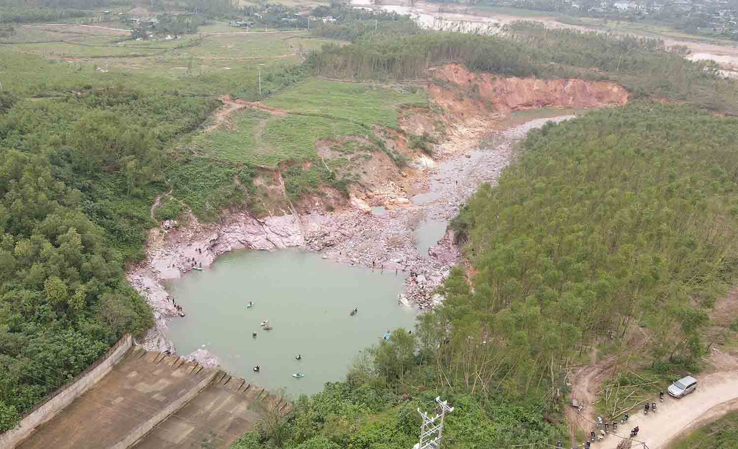 Tràn Dốc Miếu với hạ du bị sạt lở. Ảnh: Trần Tuấn.