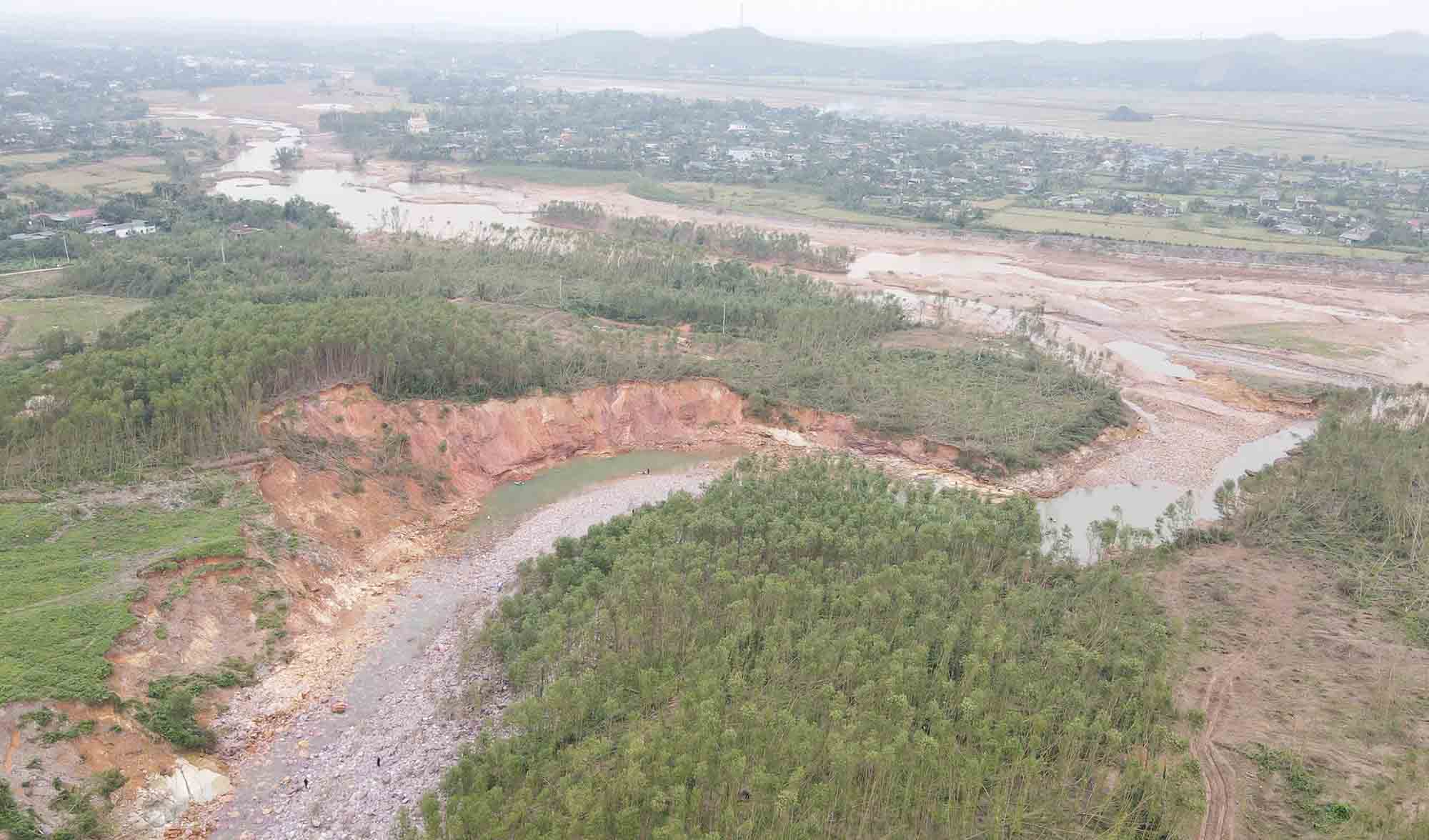 Địa phương mong muốn cấp trên có giải pháp để hỗ trợ chống sạt lở hữu hiệu. Ảnh: Trần Tuấn.
