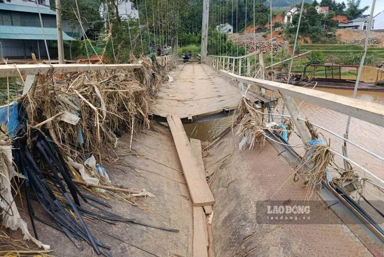 People in Mo Vang commune are looking forward to the construction of a new bridge soon for safe travel. Photo: Van Duc.