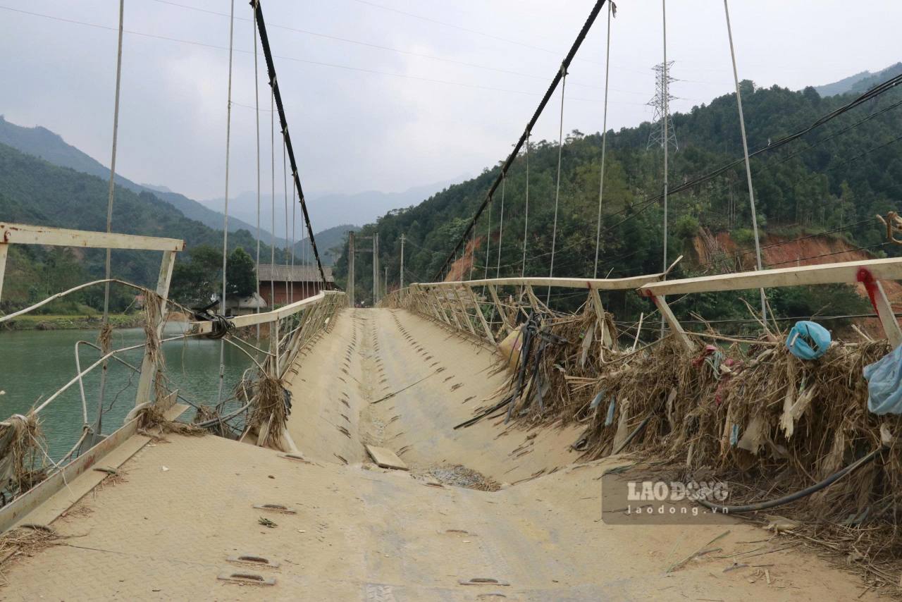 Be mat cau hu hong nghiem trong, khong dam bao an toan cho nguoi va phuong tien qua lai. Anh: Van Duc