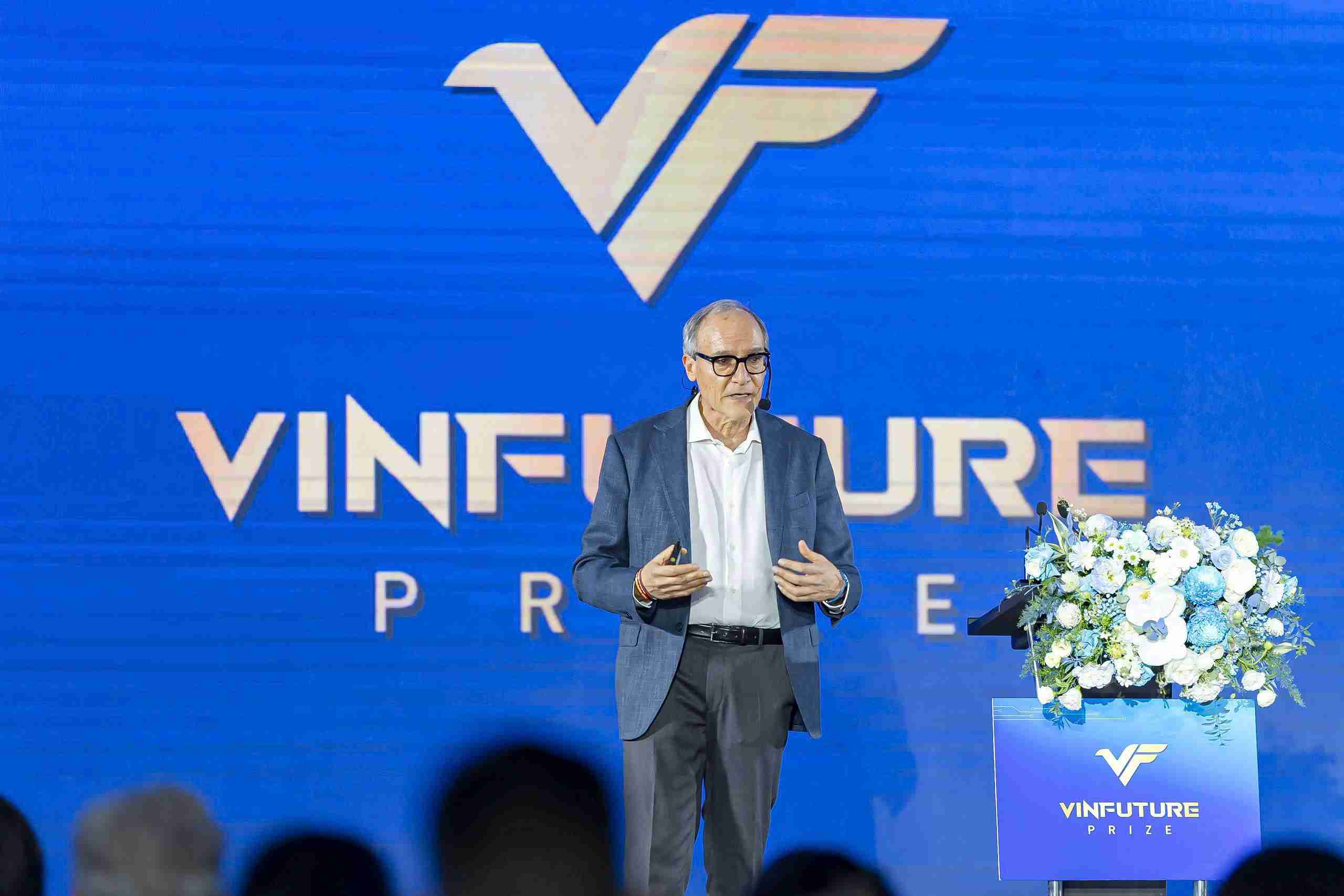 GS. Aldo Steinfeld, ETH Zurich (Thuy Si) chia se ve nhien lieu sinh hoc thay the xang truyen thong. Anh: Duc Hoang