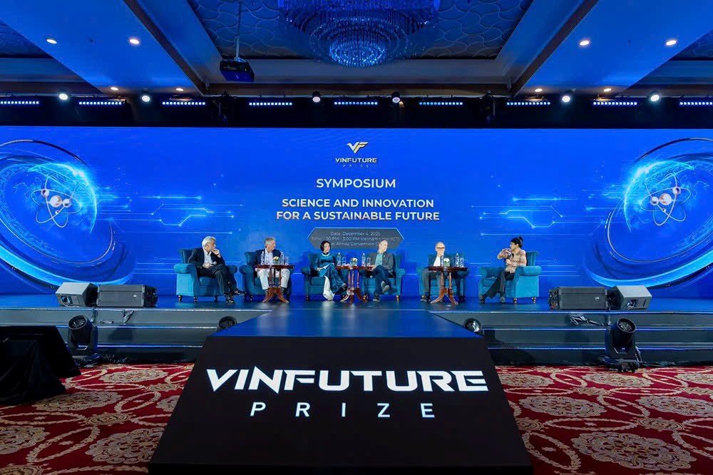 Cac chuyen gia thao luan tai toa dam. Anh: Duc Hoang