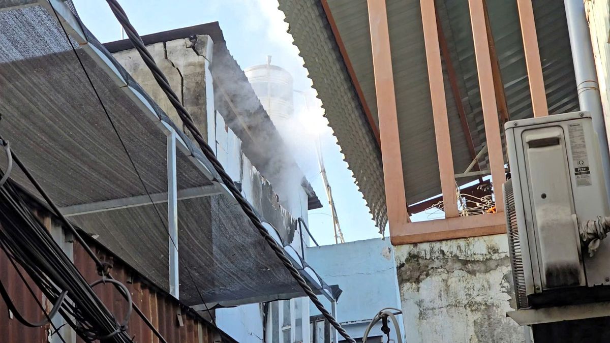 Khoi boc ra tu can nha chay o phuong Hiep Binh. Anh: Anh Tu