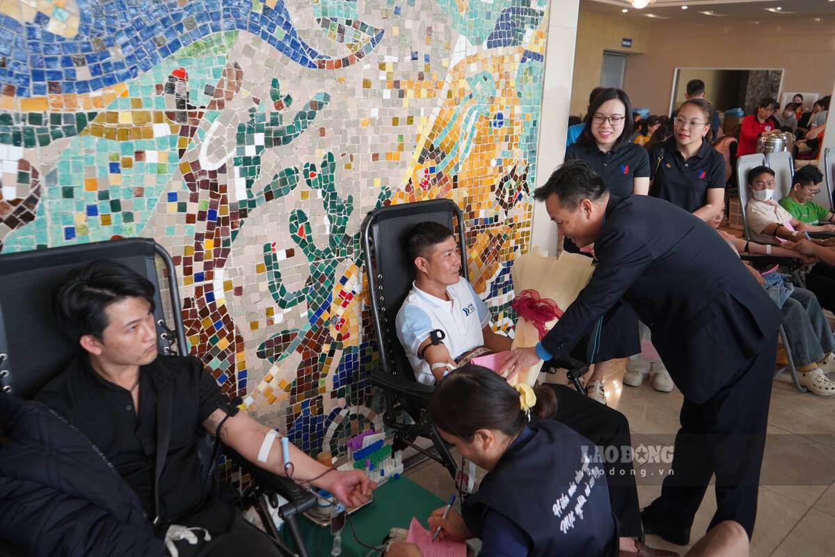 Lanh dao LDLD TP Hai Phong tang hoa cam on nguoi lao dong tham gia hien mau tai chuong trinh. Ảnh: Mai Dung