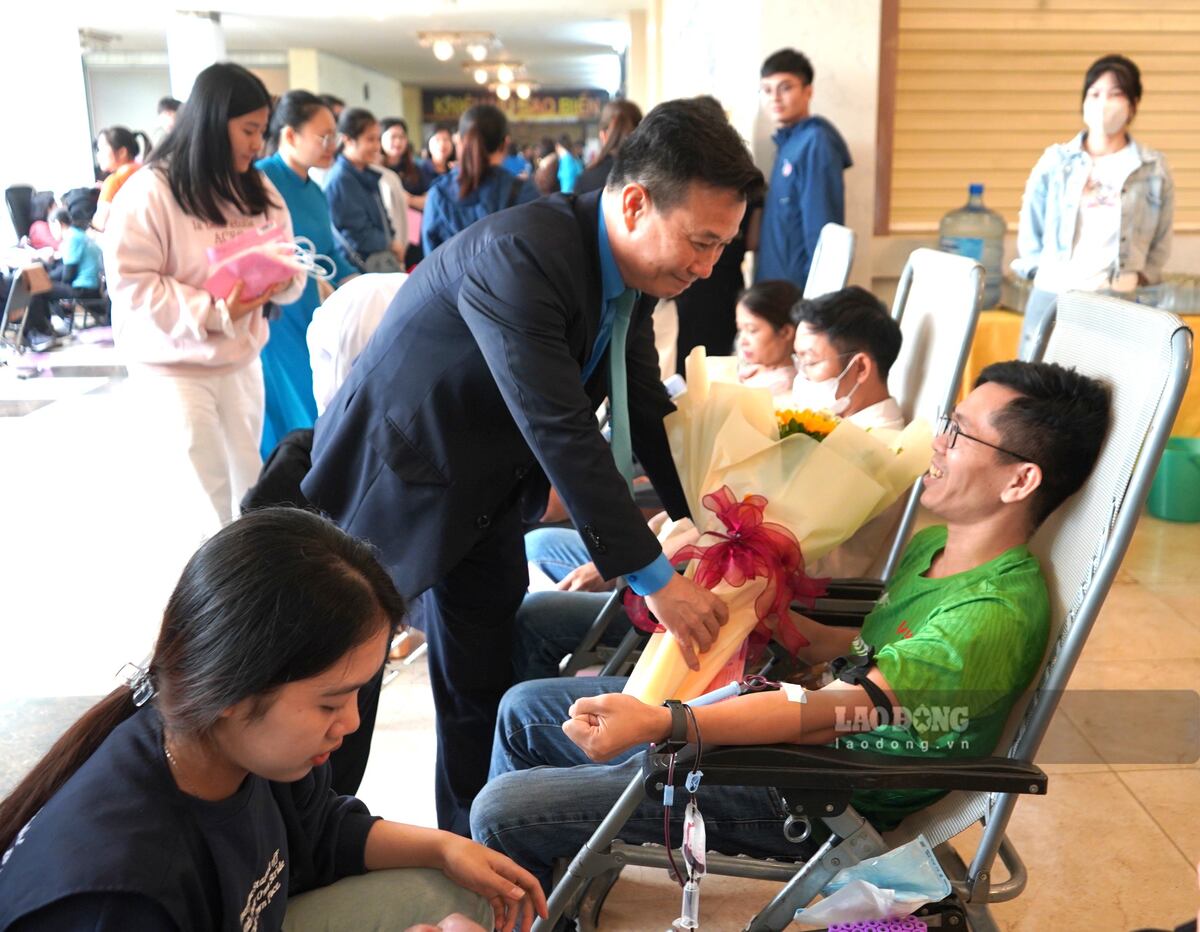 Ong Nguyen Van Phiet - Pho Chu tich LDLD TP Hai Phong tang hoa doan vien An Van Nam - Cong doan Benh vien Nhi Hai Duong. Ảnh: Mai Dung