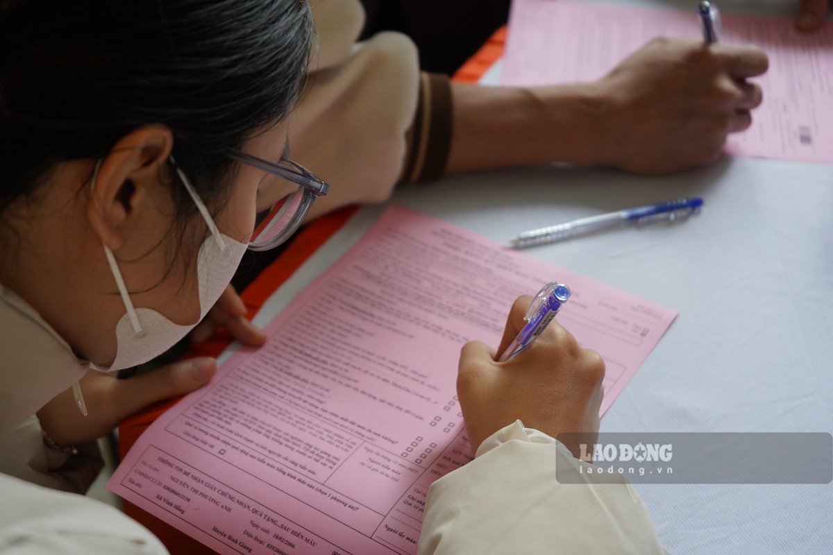 Hon 1.000 phieu dang ki tham gia hien mau trong buoi sang 6.12. Ảnh: Mai Dung