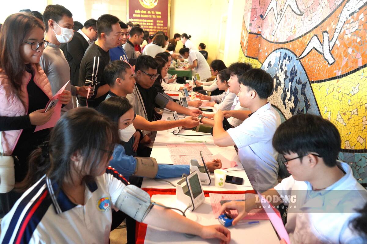 Nguoi lao dong duoc kham suc khoe de bao dam dieu kien tham gia hien mau. Ảnh: Mai Dung