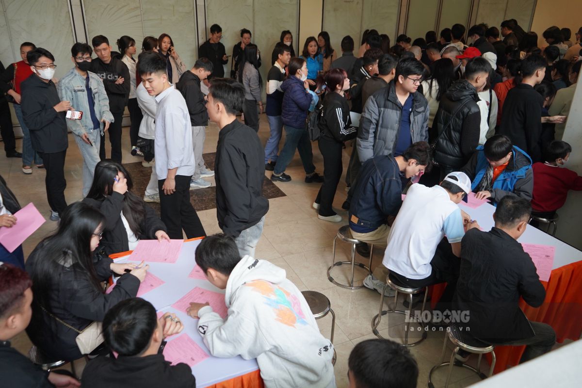 Khong khi nguoi lao dong dang ki tham gia hien mau. Ảnh: Mai Dung