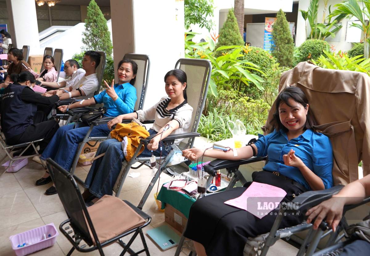 Nhieu can bo cong doan cung tham gia hien mau tai ngay hoi. Ảnh: Mai Dung