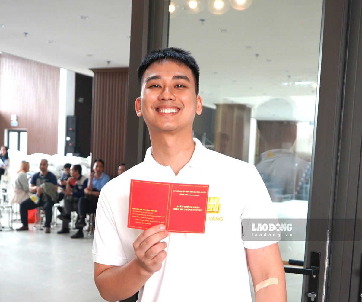 Doan vien Tran Vinh Huy phan khoi cam chung nhan hien mau tinh nguyen sau khi hien 350 ml mau. Ảnh: Mai Dung