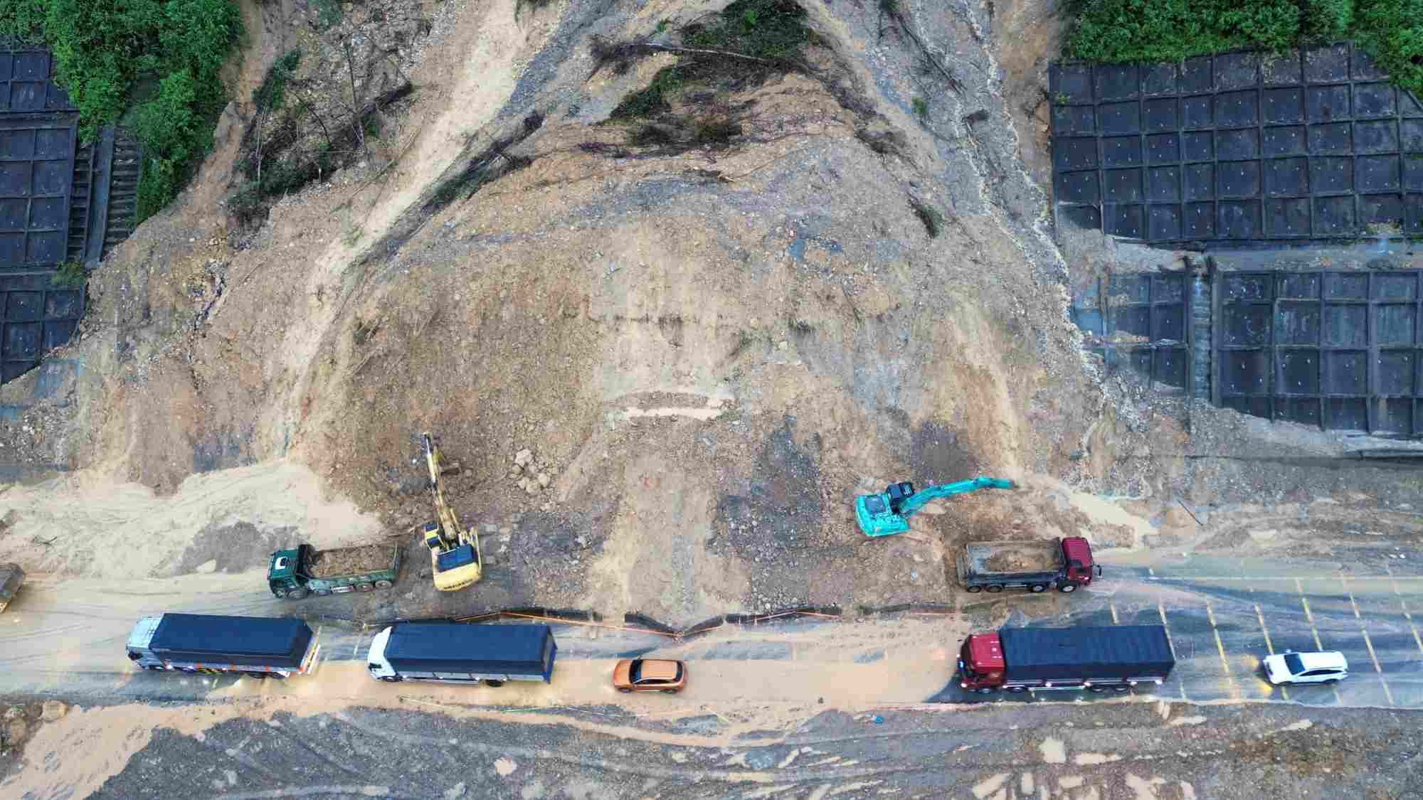 The La Son - Tuy Loan Expressway is at risk of landslides at many locations. Photo: Ha Phan