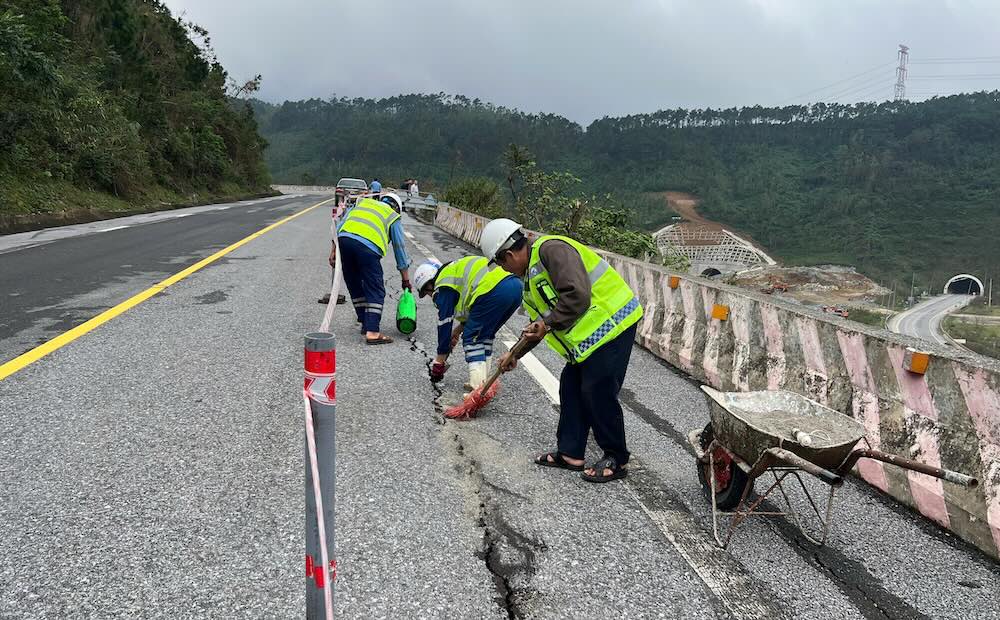Temporarily fix the 40m long crack on National Highway 1 through Deo Ngang, waiting for experts to handle it. Photo: Cong Sang
