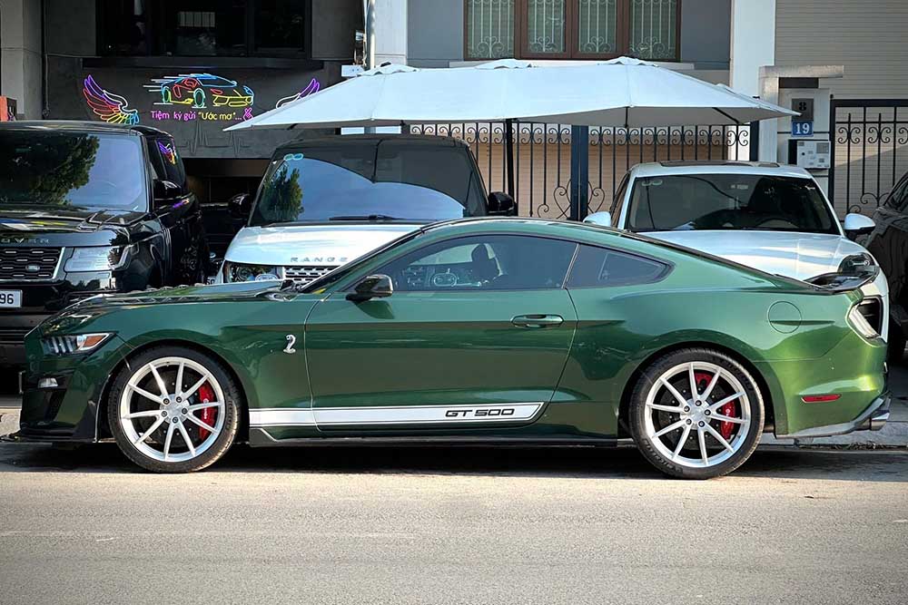 The Ford Mustang 5.0 in Vietnam wears a GT500 body kit and outstanding solid blue paint. Photo: Quoc Thinh